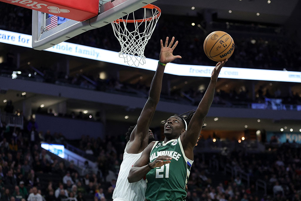 Point Guard Milwaukee Bucks Jrue Holiday menjadi bintang saat timnya sukses mengalahkan tim tamu Toronto Raptors 130-122 pada laga lanjutan NBA di Fiserv Forum Milwaukee, Wisconsin, Rabu, 18 Januari 2023 WIB.