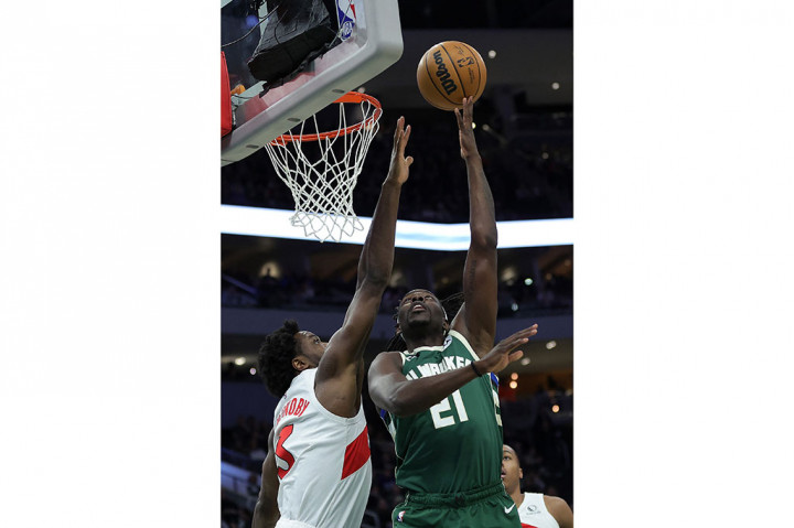 Jrue Holiday sukses mengemas 37 poin, melampaui rekor tertinggi musim ini serta enam rebound dan tujuh assist untuk Bucks meraih dua kemenangan beruntun itu.