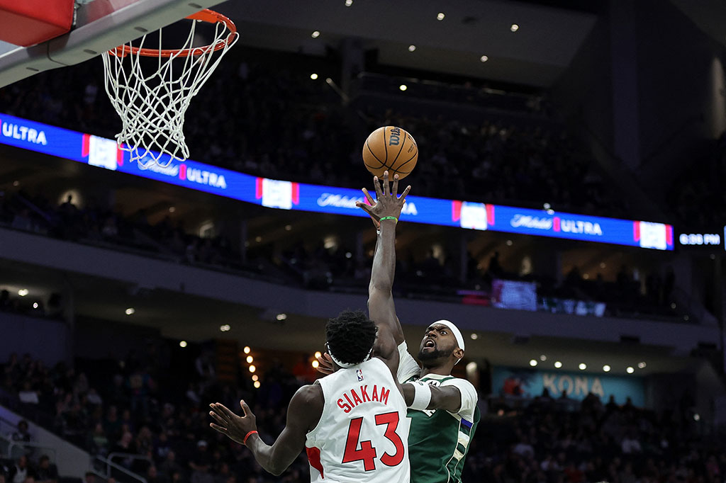 Bobby Portis mencatatkan double-double ke-27 musim ini dengan 12 poin dan 12 rebound untuk Milwaukee yang pada pertandingan ketat tersebut tanpa diperkuat oleh sang bintang Giannis Antetokounmpo karena mengalami cedera lutut.