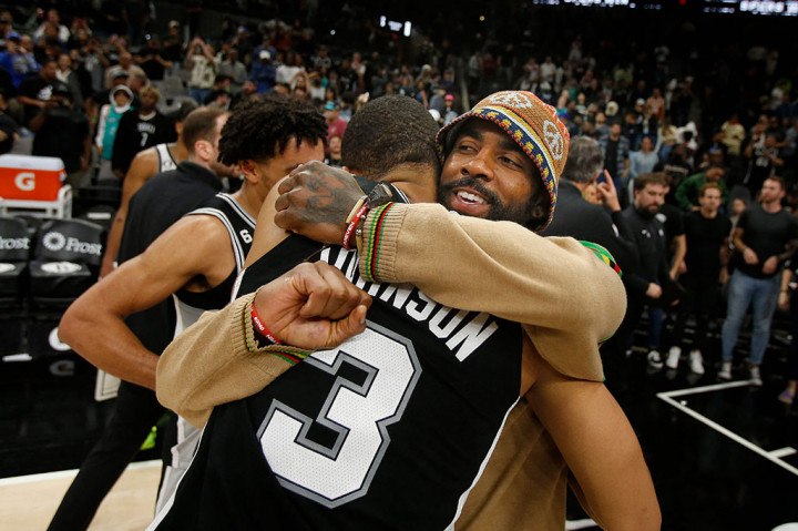 San Antonio Spurs memutus rentetan lima kekalahan beruntunnya dengan membekuk Broklyn Nets dengan skor akhir 106-98 dalam laga lanjutan NBA di AT&T Center, Rabu, 18 Januari 2023 WIB.