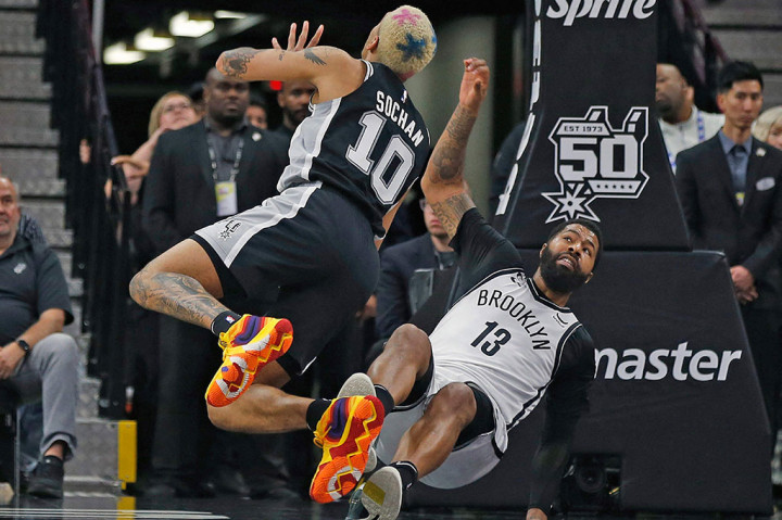 Spurs dan Nets mengemas masing-masing 51  poin dengan 27-15 dan 24-36 pada kuarter pertama dan kedua. Nets kemudian kehilangan momentum di kuarter ketiga dengan tertinggal delapan poin 25-17 membuat perolehan menjadi 76-68.