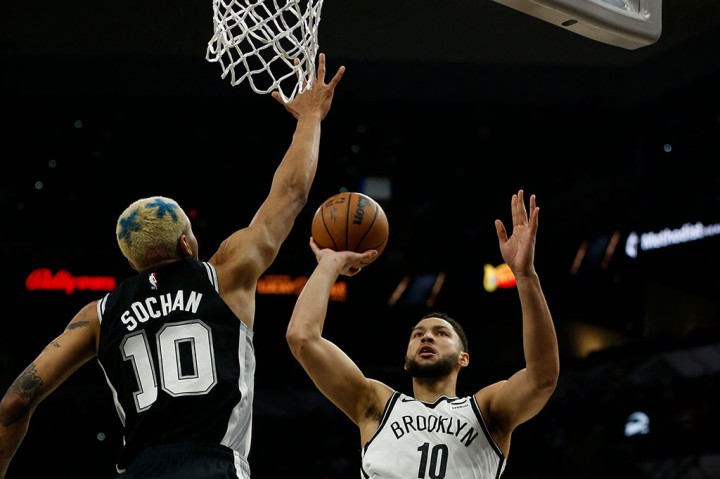 Nets sempat tidak mendapatkan poin selama empat menit di kuarter akhir setelah akhirnya Ben Simmons membuka permainan Spurs dengan menceploskan poin melalui hook shot setelah laga berjalan 4 menit 23 detik. Simmons mencatatkan tri-ganda untuk Nets dengan 10 poin, 10 rebound, dan 11 assists. Perolehan poin pada kuarter keempat yakni 30-30 tak cukup untuk Nets mengungguli Spurs. Dan skor akhir menjadi 106-98.