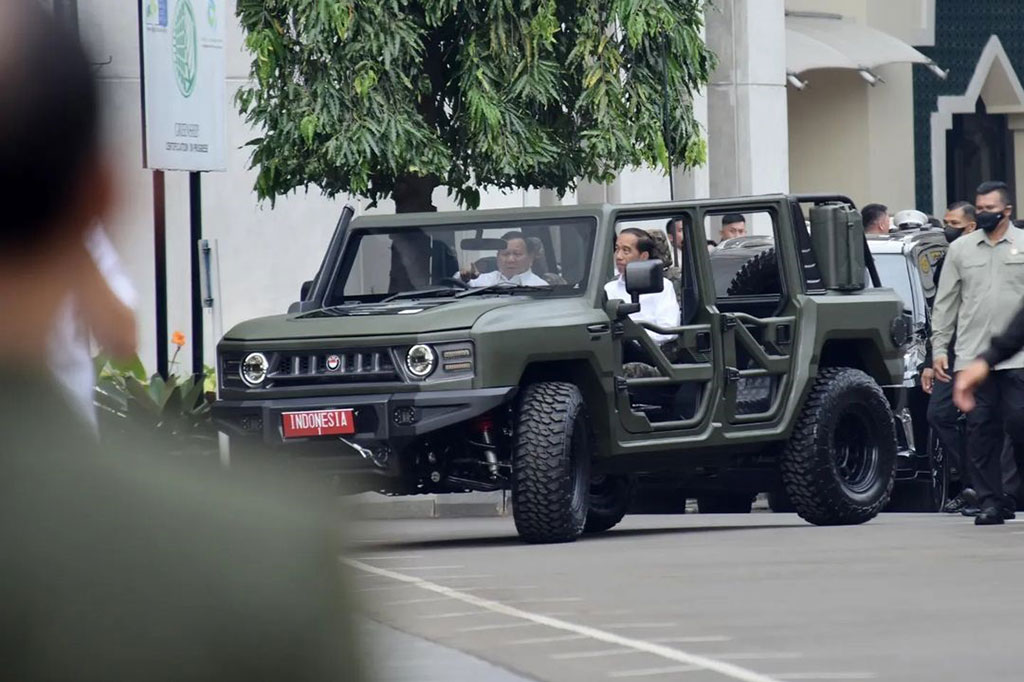 Usai memberikan arahan dalam Rapat Pimpinan Kementerian Pertahana  (Rapim Kemhan) 2023, Presiden Joko Widodo menjajal kendaraan taktis yang dijuluki 'Maung' di halaman Kemhan, Jakarta, Rabu, 13, Januari 2023. 