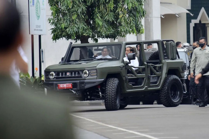 Usai memberikan arahan dalam Rapat Pimpinan Kementerian Pertahana  (Rapim Kemhan) 2023, Presiden Joko Widodo menjajal kendaraan taktis yang dijuluki 'Maung' di halaman Kemhan, Jakarta, Rabu, 13, Januari 2023. 