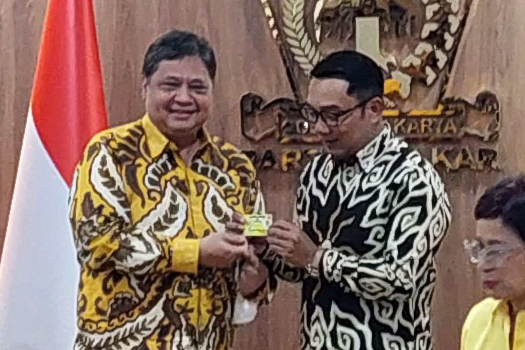 Gubernur Jawa Barat Ridwan Kamil (kanan) menerima kartu anggota Partai Golkar dari Ketua Umum Partai Golkar Airlangga Hartarto di Kantor DPP Partai Golkar, Jakarta, Rabu, 18 Januari 2023.