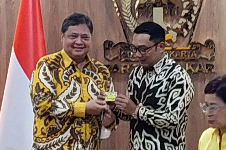 Gubernur Jawa Barat Ridwan Kamil (kanan) menerima kartu anggota Partai Golkar dari Ketua Umum Partai Golkar Airlangga Hartarto di Kantor DPP Partai Golkar, Jakarta, Rabu, 18 Januari 2023.