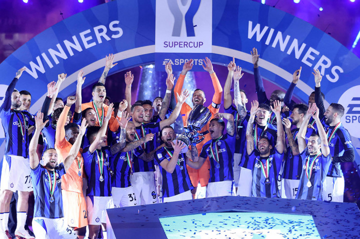 Para pemain Inter Milan meluapkan kegembiraan sambil mengangkat trofi Piala Super Italia yang baru saja mereka raih di Stadion King Fahd Riyadh, Arab Saudi, Kamis, 19 Januari 2023 WIB.