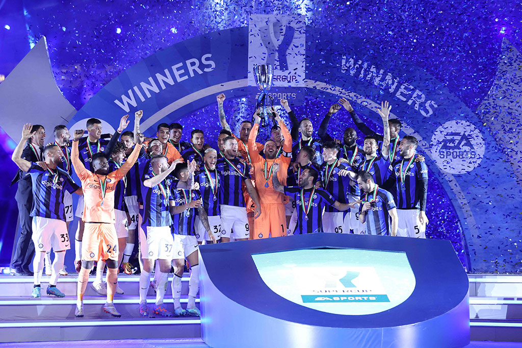 Inter Milan berhasil merengkuh gelar juara Piala Super Italia setelah mengalahkan AC Milan dengan skor telak 3-0 di Stadion King Fahd Riyadh, Arab Saudi, Kamis, 19 Januari 2023 WIB.