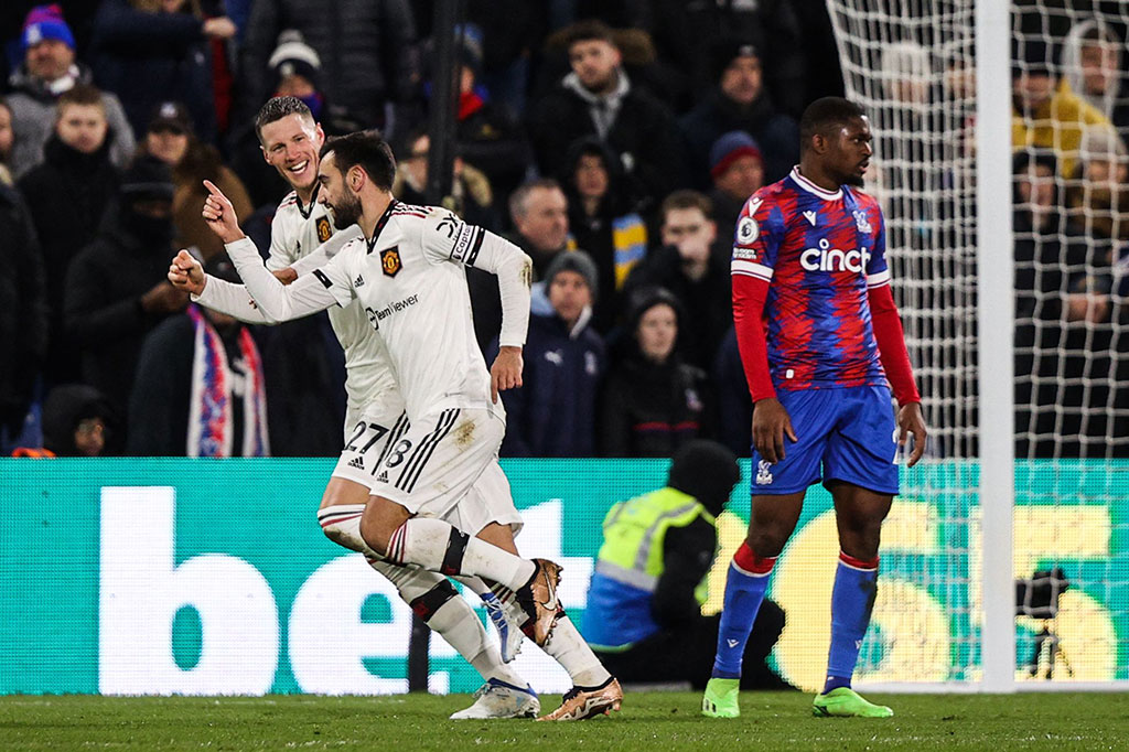 MU memecahkan kebuntuan pada menit ke-43 berkat gol Bruno Fernandes. Christian Eriksen menusuk dari sisi kiri dan memberikan umpan tarik ke tengah kotak penalti yang dituntaskan dengan baik oleh gelandang asal Portugal itu menjadi gol. Skor 1-0 untuk MU menutup babak pertama.