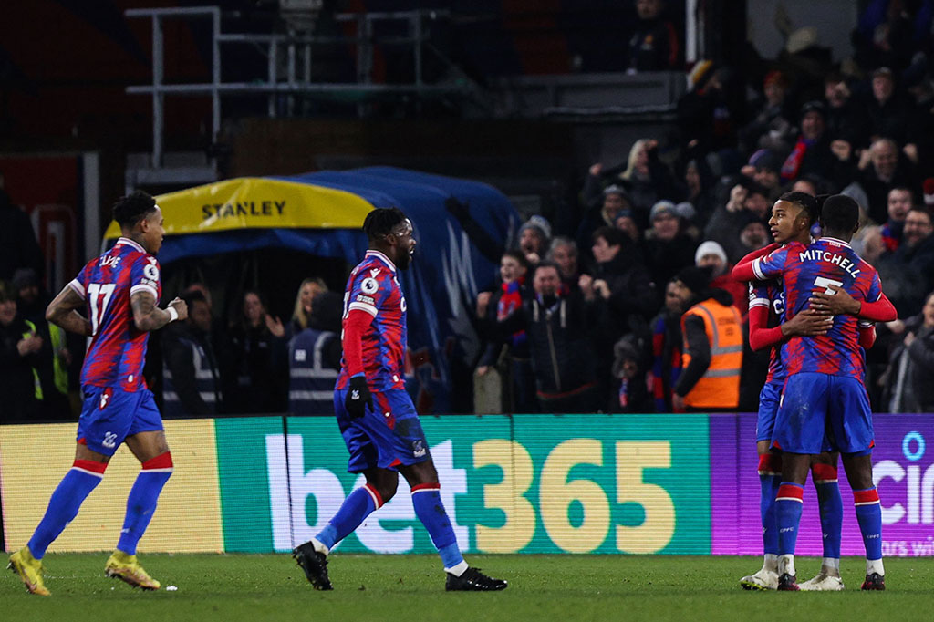 Kemenangan MU di depan mata harus sirna setelah Crystal Palace menyamakan kedudukan pada menit ke90+1. Michael Olise melepas tembakan bebas meluncur deras ke gawang MU setelah sebelumnya menerpa tiang. Pertandingan berakhir dengan skor imbang 1-1.