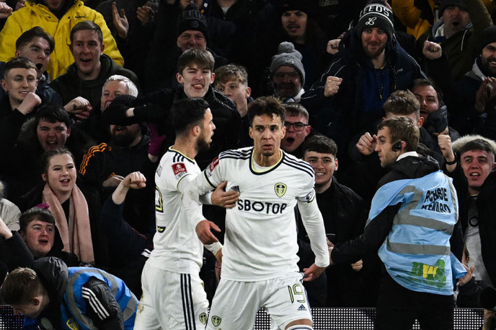 Pada menit ke-34 Leeds menambah keunggulan lewat sepakan melengkung Rodrigo.