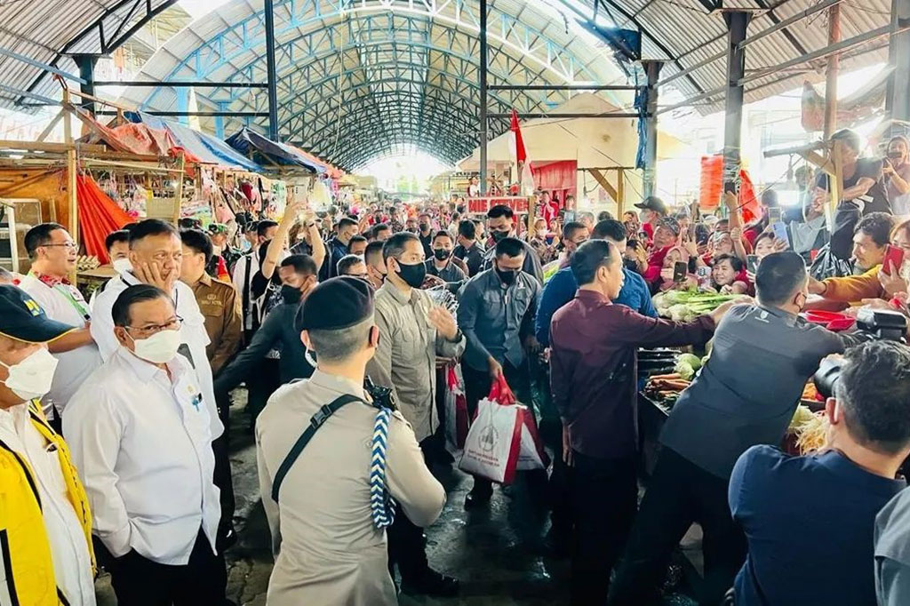 Presiden Joko Widodo (Jokowi) membagikan bantuan sosial kepada masyarakat di Pasar Rakyat Pinasungkulan, Karombasan, Kota Manado, dan Pasar Airmadidi, Kabupaten Minahasa Utara, Sulawesi Utara, Kamis, 19 Januari 2023.