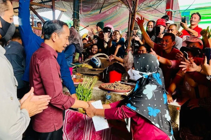 Seorang pedagang nasi bungkus dan sate, Ramona Ali, mendapatkan bantuan tunai dari Presiden. Ramona merasa senang dengan kehadiran Presiden di pasar tersebut. Ramona tak henti-hentinya bersyukur dapat bertemu langsung dengan Presiden Jokowi.