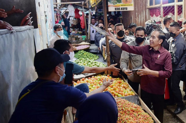 Sebelum meninggalkan pasar tersebut Presiden membagikan beberapa kaos kepada para pengunjung.