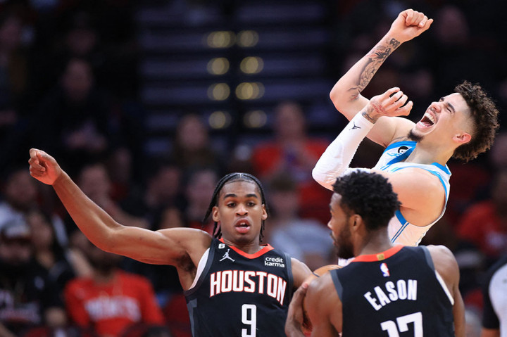 LaMelo Ball, hanya bermain selama 20 menit dengan menghasilkan 13 poin, satu rebound, dan empat asisst untuk Hornets. Guard itu kemudian harus meninggalkan lapangan pada awal kuarter tiga karena cedera kaki kiri.