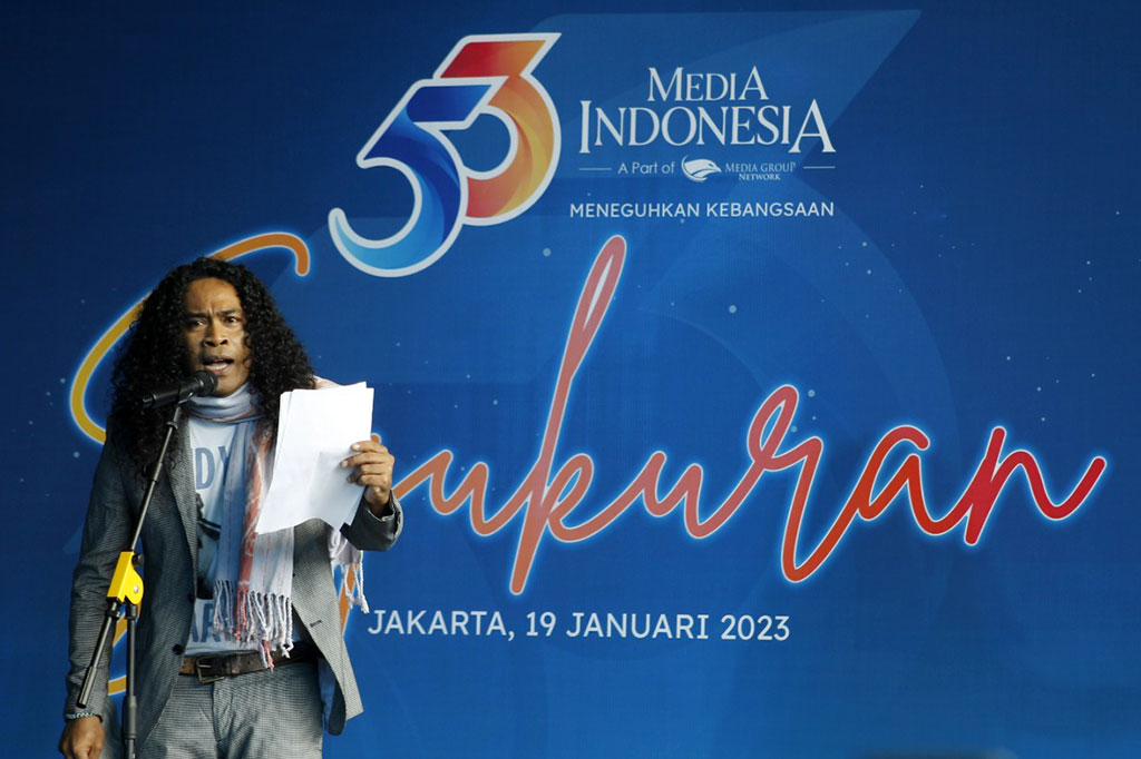 Penyair Iwan Jeconiah membacakan puisi karyanya dengan tema 'Kebangsaan' pada perayaan syukuran HUT ke-53 Media Indonesia.