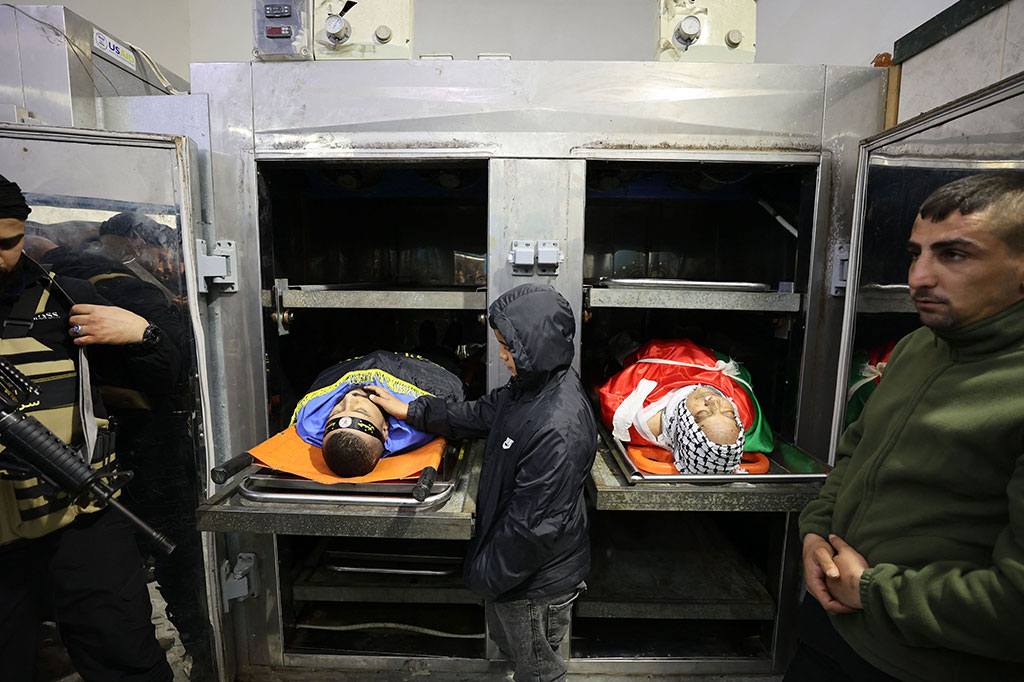 Tentara Israel mengatakan bahwa selama kegiatan kontraterorisme di Kamp Jenin (pengungsi), pria bersenjata Palestina menembaki pasukan keamanan, yang kemudian dibalas dengan tembakan langsung.