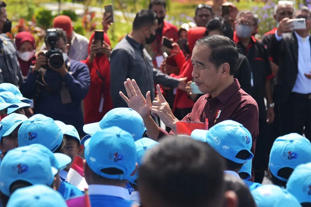 Berbeda dengan acara peresmian bendungan sebelumnya, pada peresmian Bendungan Kuwil Kawangkoan, di Kabupaten Minahasa Utara, Sulawesi Utara, Kamis, 19 Januari 2023, ini hadir juga sejumlah pelajar dari SD, SMP, dan SMA yang terlihat antusias menyambut kedatangan Presiden Jokowi.