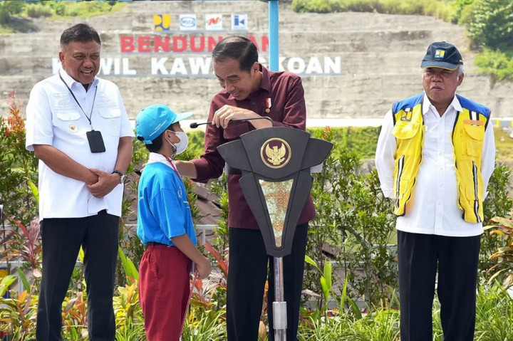 Pada kesempatan itu, Presiden memanggil dan mengajukan pertanyaan kepada beberapa pelajar. 