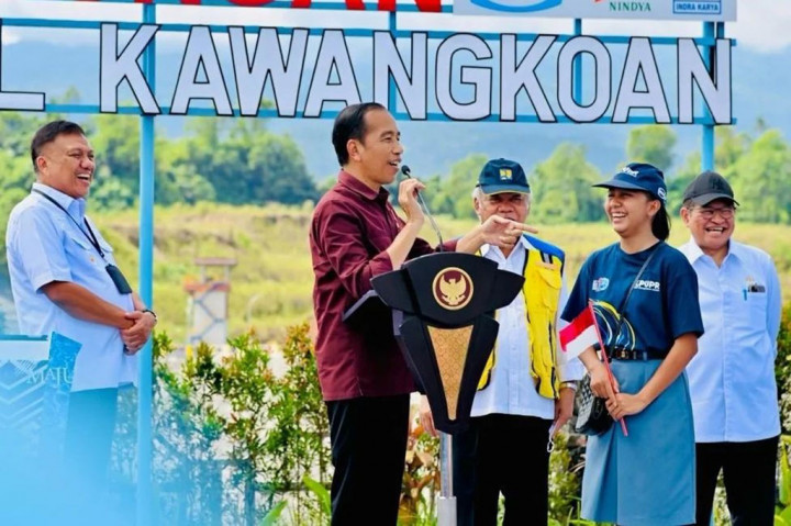Jokowi kembali melemparkan pertanyaan mengenai fungsi bendungan. Salah satu pelajar kelas 11 juga merespons pertanyaan Presiden dengan tepat dan berhasil membawa sepeda dari orang nomor satu di Indonesia itu.