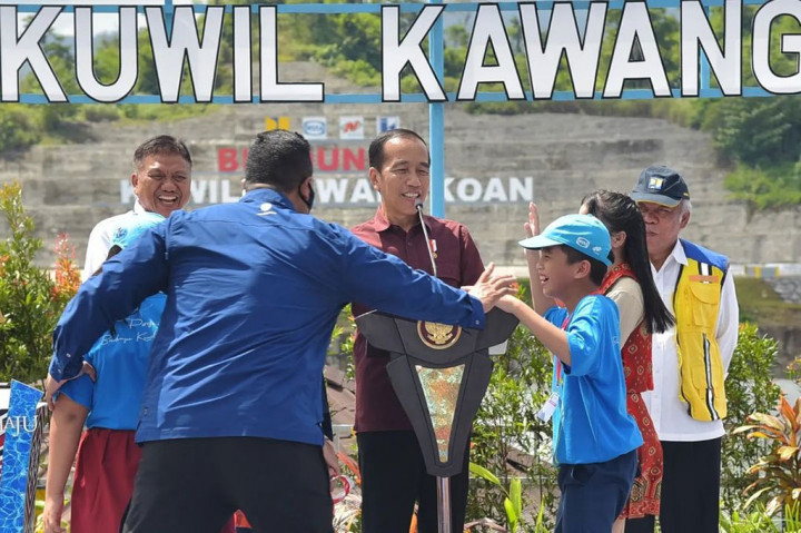 Mengakhiri sambutannya, Jokowi juga bertanya kepada para pelajar mengenai siapa nama Gubernur Sulawesi Utara dan Bupati Minahasa Utara. Kedua pertanyaan itu dijawab dengan benar oleh dua pelajar, yakni Gubernur Sulawesi Utara Olly Dondokambey, dan Bupati Minahasa Utara Joune Ganda.