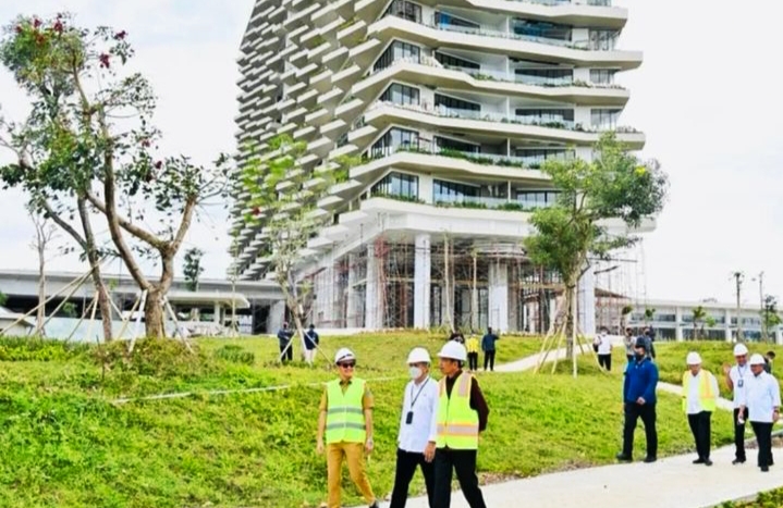 Selain jalur darat, pemerintah juga menyiapkan jalur laut yang bisa mempercepat waktu tempuh dari kota menuju Likupang menjadi hanya 15-20 menit. Presiden meyakini hal tersebut akan turut menarik investor untuk berinvestasi di Likupang.