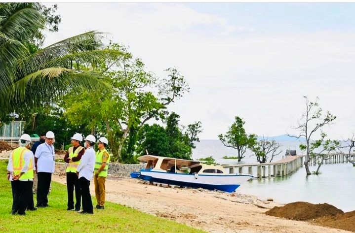 Presiden Joko Widodo (Jokowi) meninjau kawasan Likupang yang terletak di Kabupaten Minahasa Utara, Sulawesi Utara, Kamis, 19 Januari 2023. Presiden berharap semua destinasi wisata yang sebelumnya terdampak pandemi bisa segera pulih dan normal.