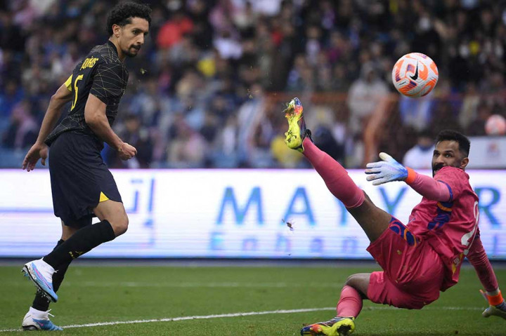 Meski kalah jumlah pemain, PSG justru bisa kembali unggul lewat gol Marquinhos pada menit ke-43 usai menyambar umpan Kylian Mbappe. Skor menjadi 2-1.