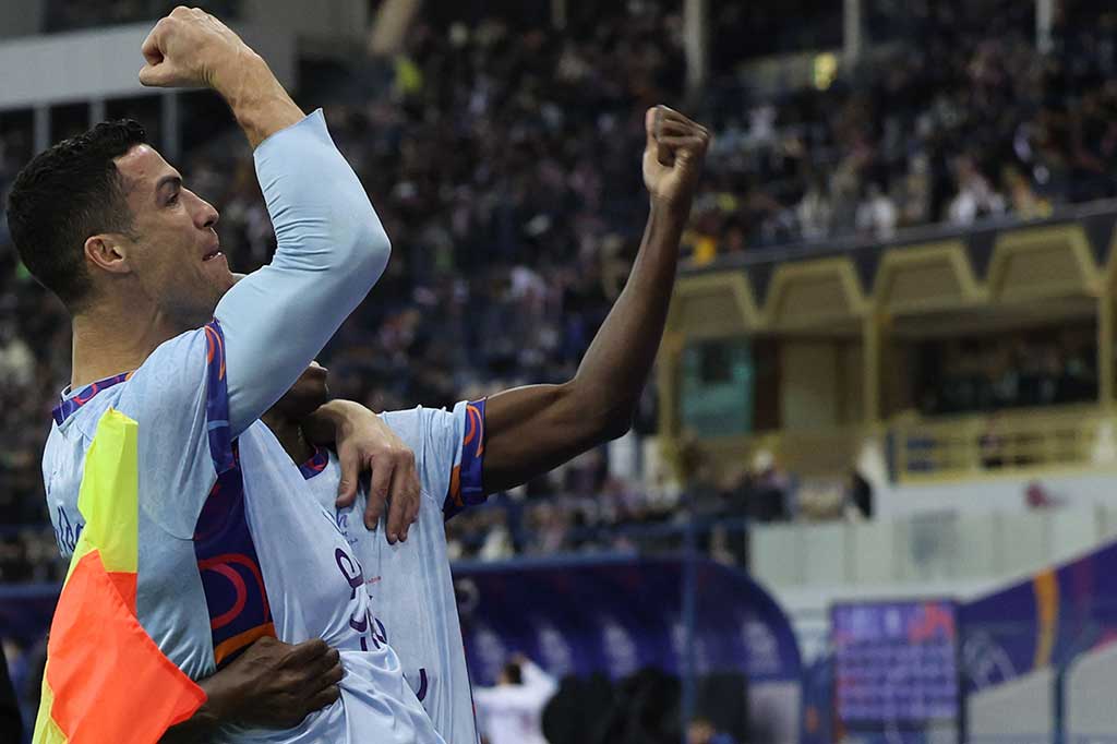 Sesaat sebelum turun minum, Ronaldo mencetak gol keduanya dalam laga ini lewat sundulan memaksimalkan umpan silang Saud Abdulhamid.