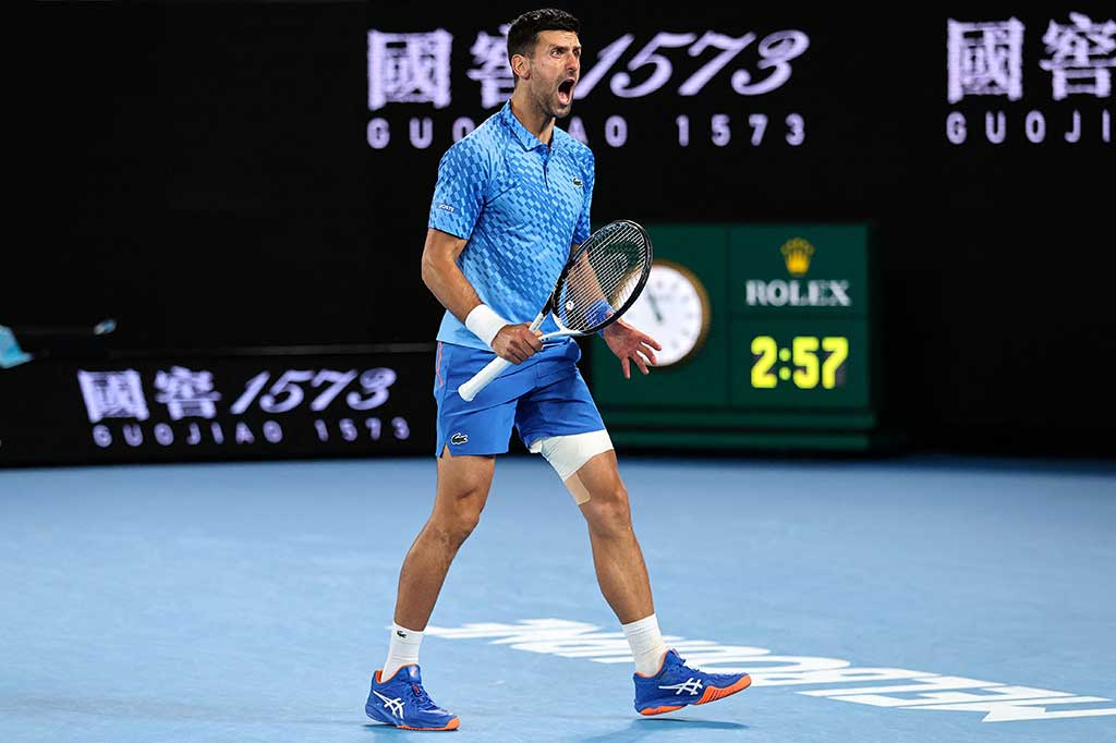 Petenis Serbia Novak Djokovic melakukan selebrasi usai menembus putaran ketiga turnamen Australian Open, Kamis, 19 Januari 2023.