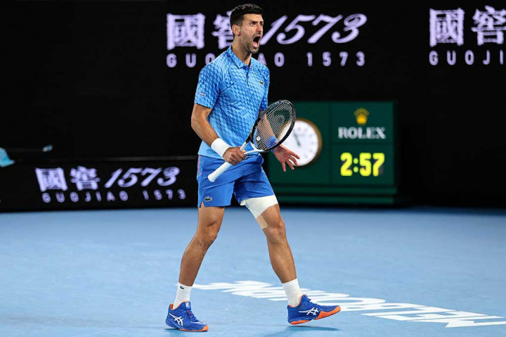 Petenis Serbia Novak Djokovic melakukan selebrasi usai menembus putaran ketiga turnamen Australian Open, Kamis, 19 Januari 2023.