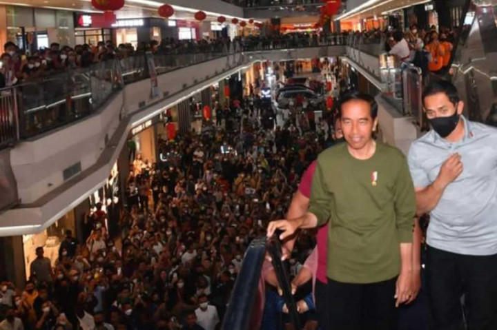 Jokowi tiba di Manado Town Square sekitar pukul 20.00 WITA, kemudian naik ke lantai tiga dan menuju salah satu rumah makan yang berada di mal tersebut untuk makan malam.