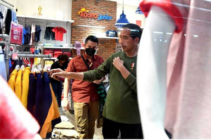 Lepas santap malam, Presiden pun berkeliling mal seraya menyapa masyarakat. Jokowi kemudian masuk ke sebuah toko pakaian jenama lokal.