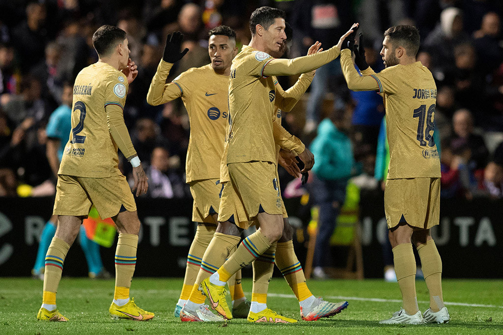 Barcelona baru akan mengetahui lawannya dalam perempat final setelah undian Jumat ini.