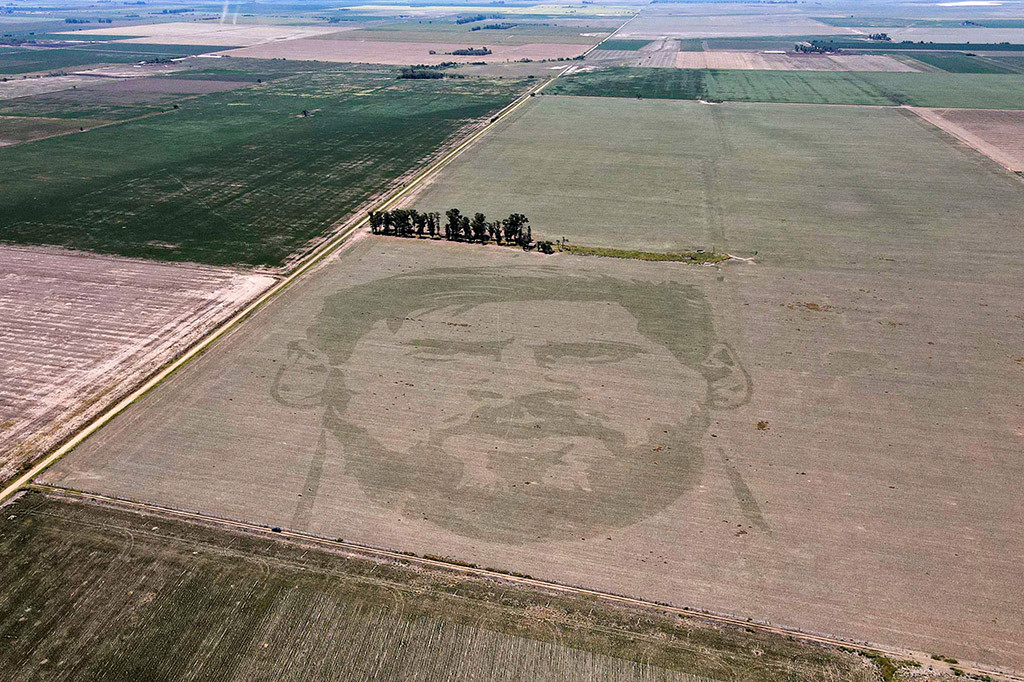 Sekitar 500 kilometer barat laut Bueos Aires, seorang petani bernama Charly Faricelli telah berencana merancang wajah Messi di ladang jagungnya, terlepas dari hasil Argentina di Qatar bulan lalu.