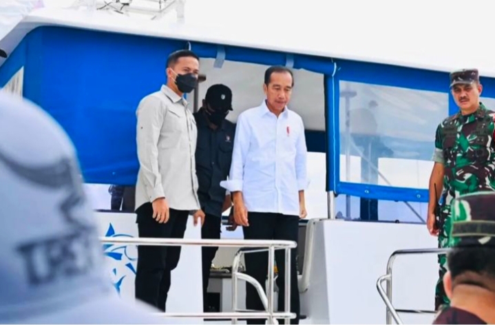 Setelah menempuh perjalanan dengan menggunakan kapal motor selama satu jam, sekira pukul 09.20 WITA, Presiden Joko Widodo bersama rombongan tiba di Dermaga Pulau Bunaken, Kota Manado, Provinsi Sulawesi Utara, pada Jumat, 20 Januari 2023.