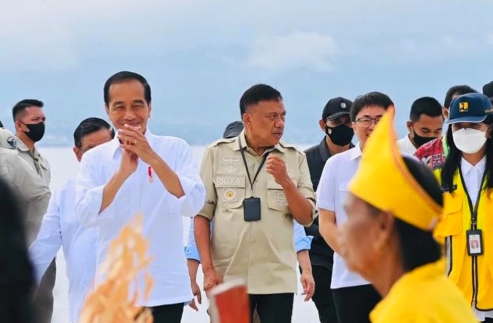 Setibanya di sana, Presiden Jokowi disambut ratusan pelajar tingkat SD hingga SMA yang menyanyikan lagu 'Kota Manado yang Kucintai' yang bercerita tentang kecintaan warga Manado terhadap kota mereka. Presiden Jokowi tampak bercengkerama dan juga sempat berfoto bersama dengan para pelajar tersebut.