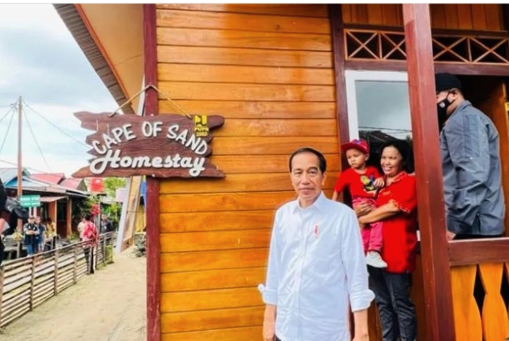 Setelahnya, Presiden meninjau kawasan wisata Bunaken dan homestay yang ada di sana. Dalam peninjauannya tersebut, terdapat dua homestay yang dilihat secara langsung oleh Presiden Jokowi yakni Tuna Fish dan Cape of Sand. Presiden juga sempat berbincang dengan pemilik dari kedua homesta tersebut.