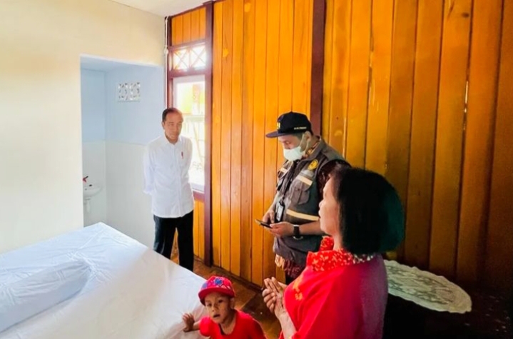 Jokowi mengharapkan turis mancanegara kembali ramai mengunjungi Pulau Bunaken, setelah pemerintah memperbaiki dan mengembangkan fasilitas di pulau yang terkenal dengan kekayaan biodiversitas kelautan itu.