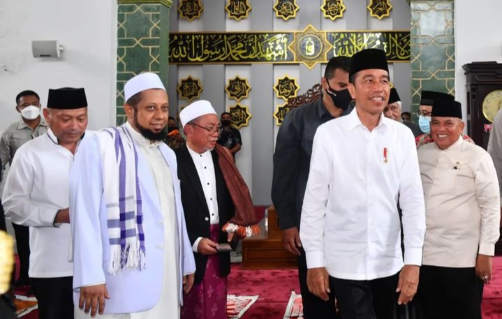 Tiba di Kota Manado setelah menempuh perjalanan dengan menggunakan kapal motor dari Dermaga Bunaken, Jumat, 20 Januari 2023, Presiden Joko Widodo bersama rombongan langsung menuju Masjid Ahmad Yani Manado untuk menunaikan ibadah salat Jumat.  