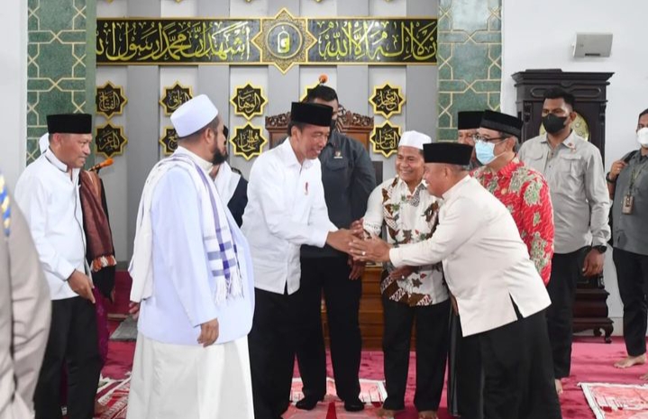 Presiden tiba di Masjid Ahmad Yani didampingi Sekretaris Kabinet Pramono Anung dan Menteri Pekerjaan Umum dan Perumahan Rakyat (PUPR) Basuki Hadimuljono. Rombongan Presiden disambut oleh Plt. Ketua Badan Takmir Masjid Raya Ahmad Yani Hj. Lutvia Alwi Malabar dan Imam Besar Masjid Raya Ahmad Yani K.H. Sofyan.