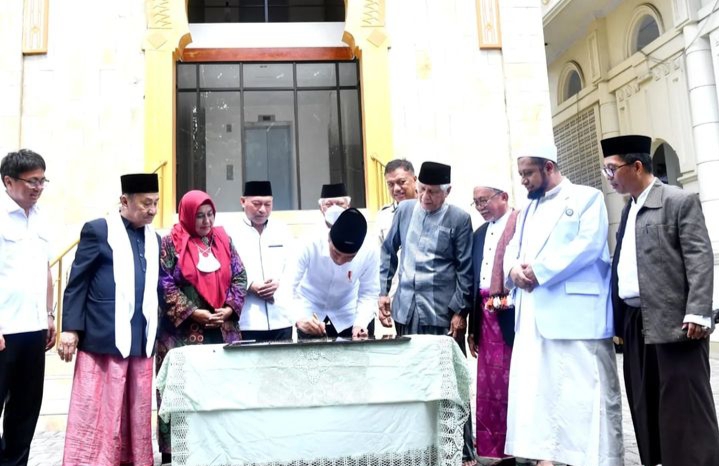 Setelah selesai menunaikan Shalat Jumat, Presiden meresmikan penataan kawasan Masjid Ahmad Yani yang berupa pembangunan menara.