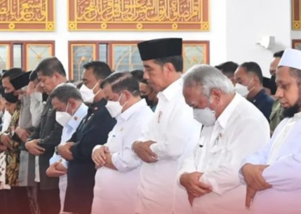 Presiden pun langsung mengambil air wudhu dan menuju ke tempat yang telah disediakan, mendengarkan khutbah, dan kemudian melaksanakan Salat Jumat. 