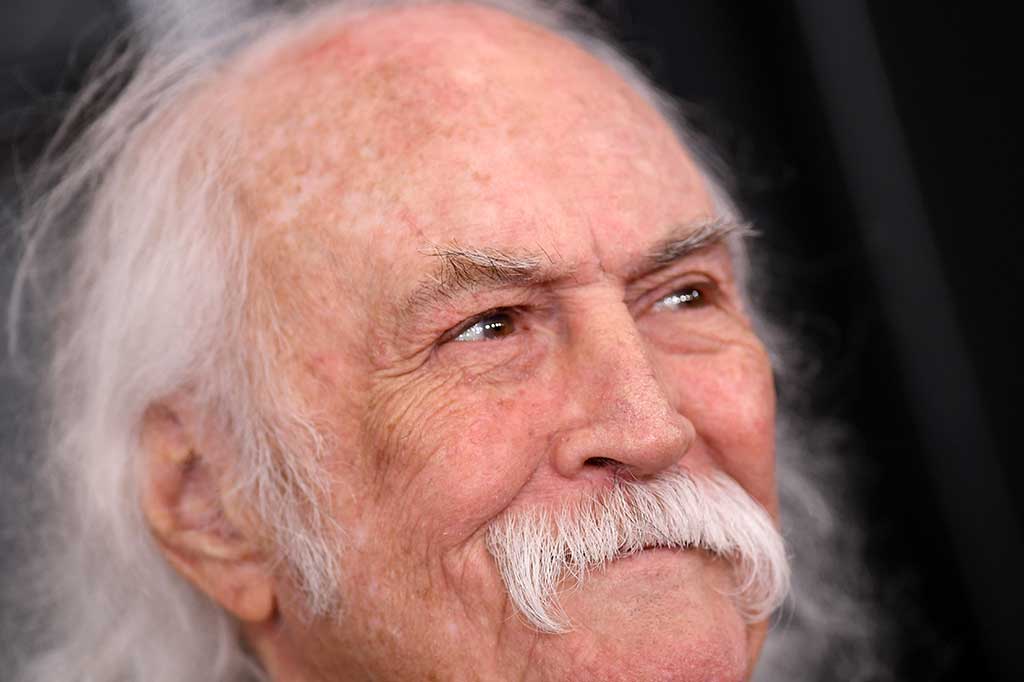 David Crosby, pionir musik berpengaruh pada 1960-an dan 1970-an yang menciptakan merek folk-rock khas Amerika dengan Byrds dan kemudian dengan Crosby, Stills, Nash dan Young, telah meninggal dunia. Dia meninggal di usia 81 tahun.