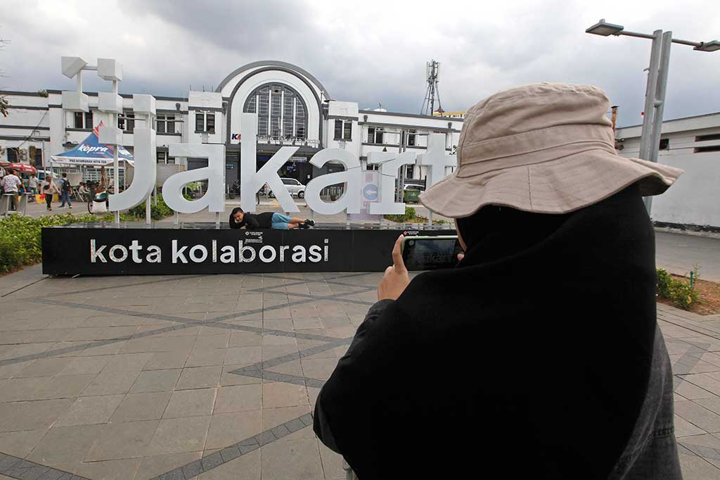 Suasana lokasi wisata yang nyaman dan tertib tanpa pedagang kaki lima (PKL) di kawasan Kota Tua, Jakarta, Jumat, 20 Januari 2023.