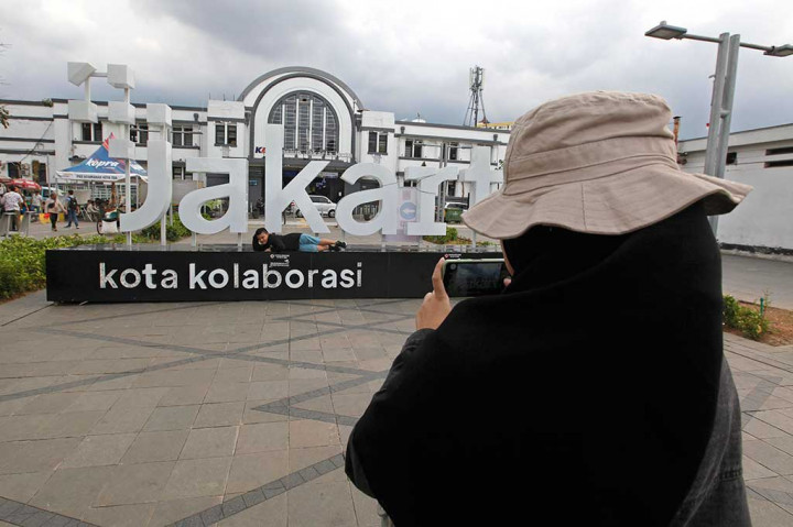 Suasana lokasi wisata yang nyaman dan tertib tanpa pedagang kaki lima (PKL) di kawasan Kota Tua, Jakarta, Jumat, 20 Januari 2023.