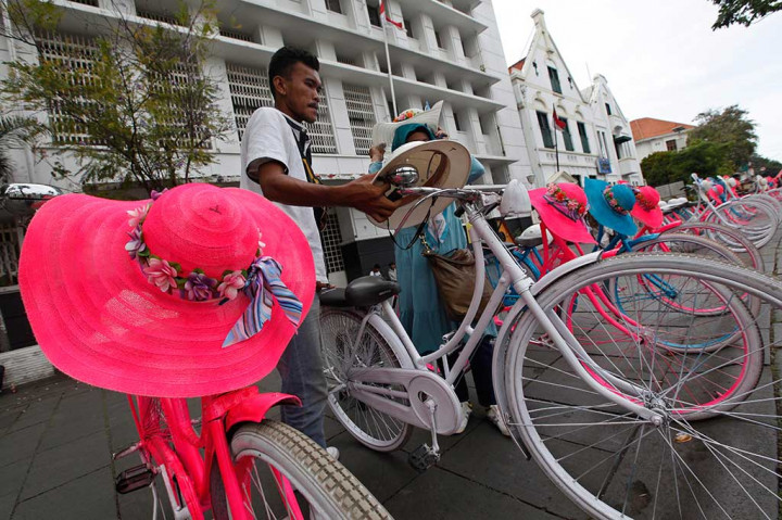 Pemerintah Provinsi DKI Jakarta menetapkan aturan larangan berjualan bagi PKL di Kawasan Kota Tua yang merupakan zona merah sehingga membuat nyaman dan aman bagi warga dan pengunjung lokasi wisata bersejarah tersebut. 