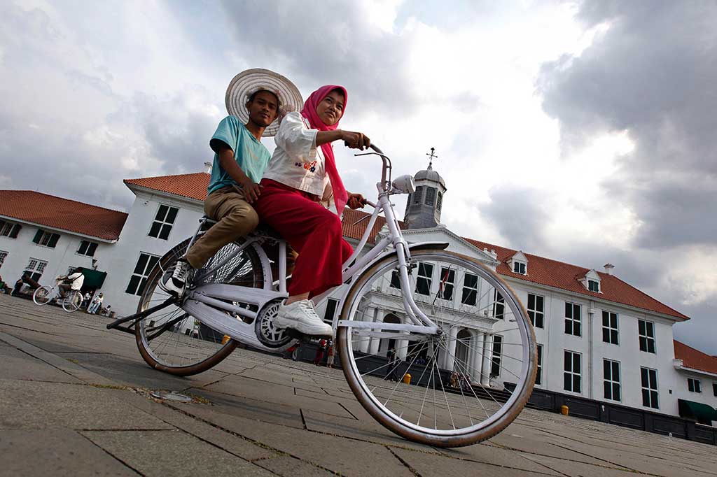 Sebelumnya, video viral tentang banyaknya PKL yang berdagang di Kota Tua tersebut beredar di jejaring WhatsApp grup. Dalam video berdurasi satu menit itu, terlihat PKL memenuhi trotoar yang ada di depan museum Mandiri hingga Stasiun Kota. 