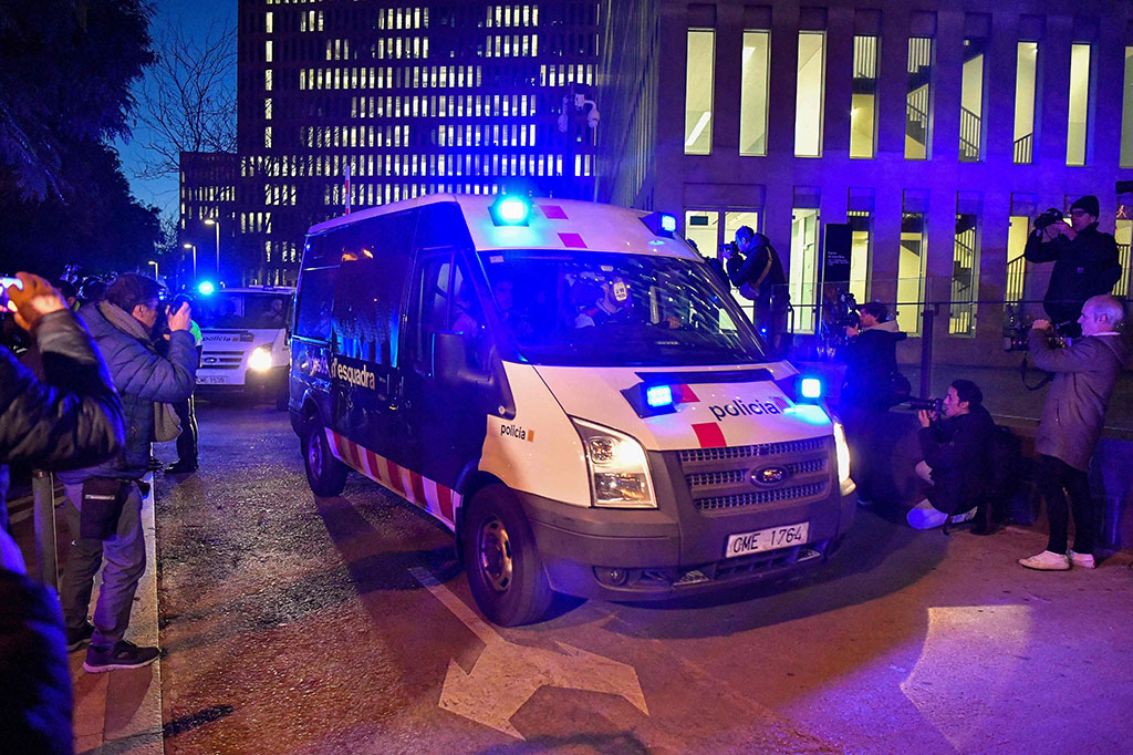 Mobil polisi yang diduga membawa mantan pemain Barcelona asal Brasil, Dani Alves  meninggalkan gedung pengadilan Ciutat de la Justicia di Barcelona pada Jumat 20 Januari 2023 waktu setempat.