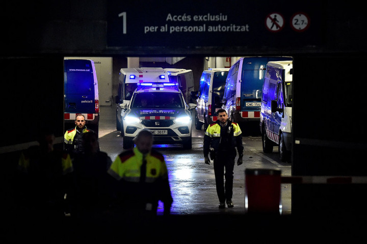 Terkait kejadian tersebut, klubnya saat ini, Puma Meksiko langsung memecat bek veteran Brasil tersebut. 